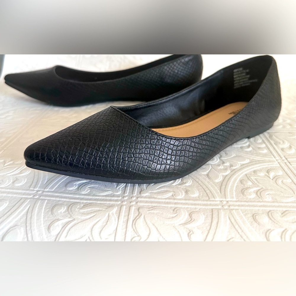 NWOT Black Vegan Leather Snake Skin Design Pointed Flat Women’s Size 9